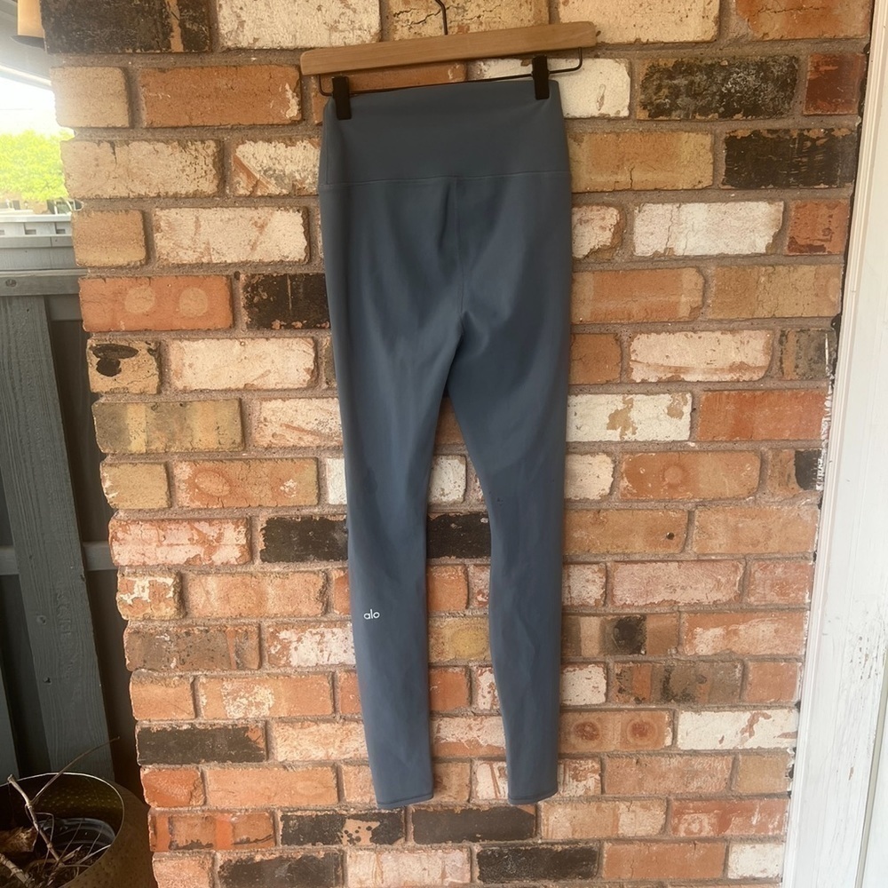 ALO YOGA GRAY RIPPED HIGH WAIST WARRIOR LEGGING - Picture 5 of 6